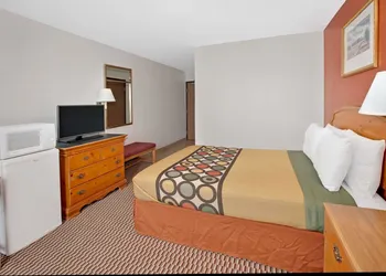 Super 8 by Wyndham Crystal Lake hotel thumbnail 5