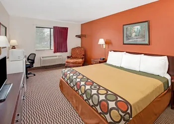 Super 8 by Wyndham Crystal Lake hotel thumbnail 6