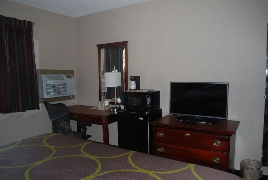Super 8 by Wyndham Warner Robins hotel detail image 6