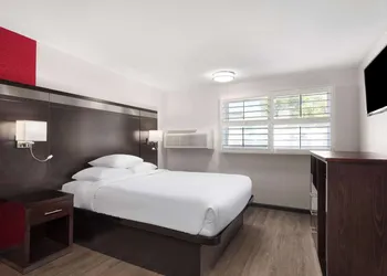 Ramada by Wyndham Medford Airport North hotel thumbnail 4