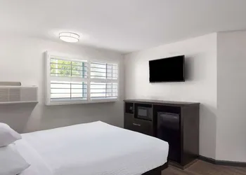 Ramada by Wyndham Medford Airport North hotel thumbnail 6