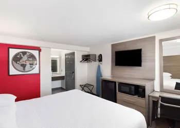 Ramada by Wyndham Medford Airport North hotel thumbnail 8