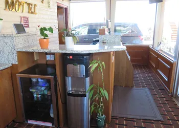 Royal Crest Motel hotel thumbnail 2