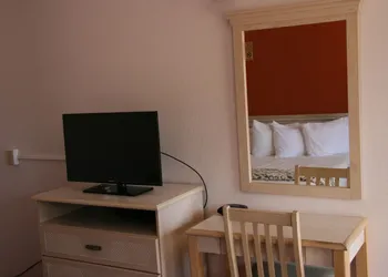 Royal Crest Motel hotel thumbnail 4