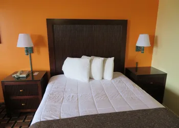 Royal Crest Motel hotel thumbnail 5