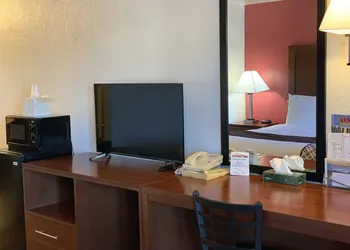 Red Carpet Inn Medford hotel thumbnail 4