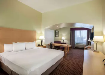 La Quinta Inn & Suites by Wyndham Odessa North hotel thumbnail 4