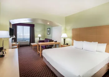 La Quinta Inn & Suites by Wyndham Odessa North hotel thumbnail 7