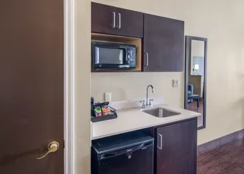 Comfort Suites Odessa near University hotel thumbnail 7