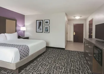 La Quinta Inn & Suites by Wyndham Covington hotel thumbnail 5