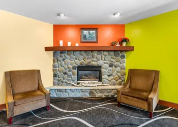 Econo Lodge Inn & Suites Eau Claire South hotel thumbnail 4
