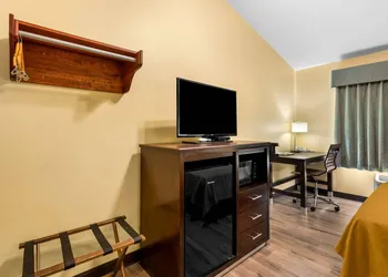 Econo Lodge Inn & Suites Eau Claire South hotel thumbnail 7
