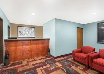 Super 8 by Wyndham Eau Claire I-94 hotel thumbnail 2