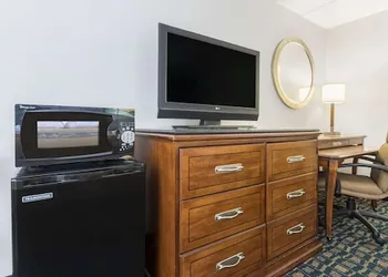 Super 8 By Wyndham Kingsland I-95/Naval Base Area hotel thumbnail 5