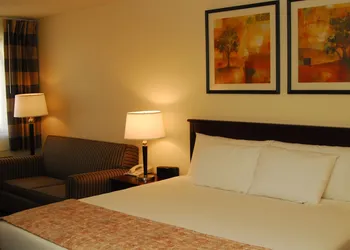 Ramada by Wyndham Bettendorf hotel thumbnail 4
