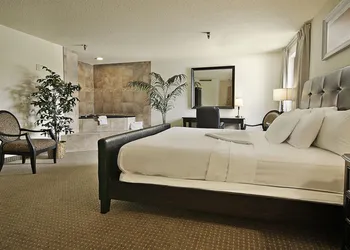Ramada by Wyndham Bettendorf hotel thumbnail 5
