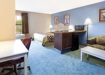 Super 8 by Wyndham Freeport hotel thumbnail 3