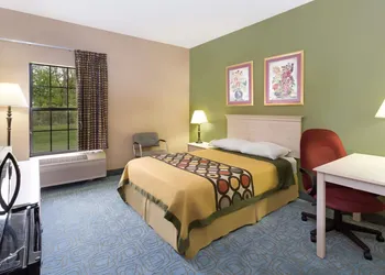 Super 8 by Wyndham Freeport hotel thumbnail 4