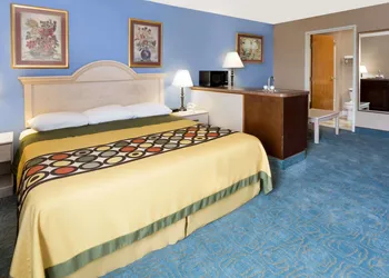 Super 8 by Wyndham Freeport hotel thumbnail 6