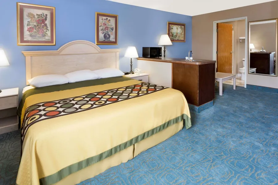 Super 8 by Wyndham Freeport hotel detail image 6