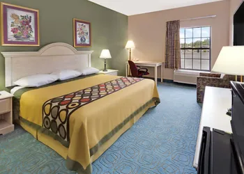 Super 8 by Wyndham Freeport hotel thumbnail 7