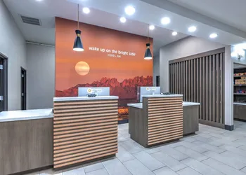 La Quinta Inn & Suites by Wyndham Hobbs hotel thumbnail 2