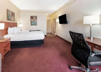 La Quinta Inn & Suites by Wyndham Hobbs hotel thumbnail 5