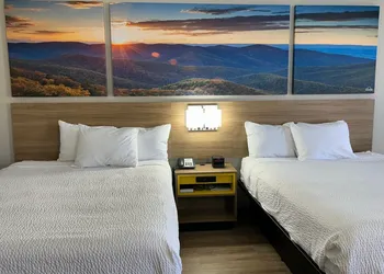 Days Inn by Wyndham Clayton hotel thumbnail 5