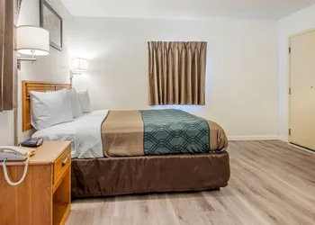 Econo Lodge Saint Albans hotel thumbnail 7