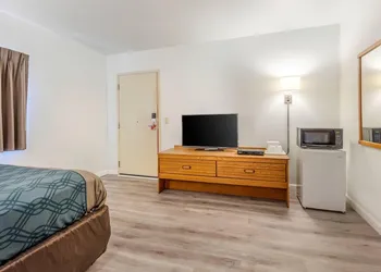Econo Lodge Saint Albans hotel thumbnail 8