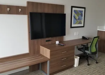 Holiday Inn Express & Suites Lake Forest by IHG hotel thumbnail 6