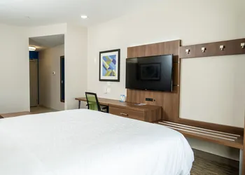 Holiday Inn Express & Suites Lake Forest by IHG hotel thumbnail 7