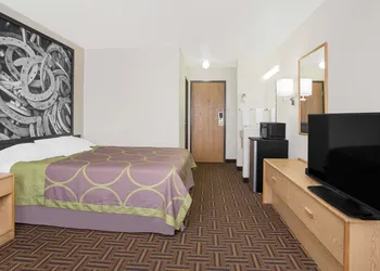 Super 8 by Wyndham Bloomfield hotel thumbnail 4