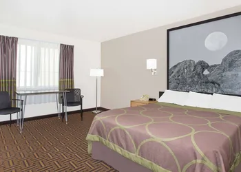 Super 8 by Wyndham Bloomfield hotel thumbnail 7