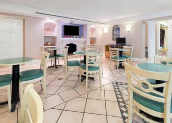 La Quinta Inn by Wyndham Farmington hotel thumbnail 2