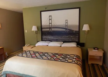 Super 8 by Wyndham Grayling hotel thumbnail 3