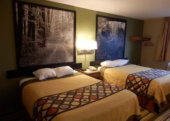 Super 8 by Wyndham Grayling hotel thumbnail 4