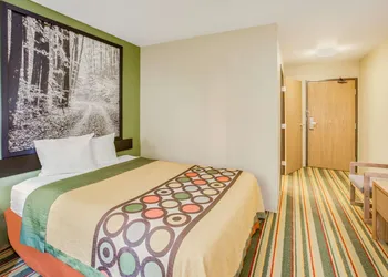 Super 8 by Wyndham Grayling hotel thumbnail 5