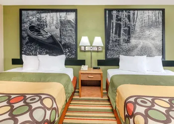 Super 8 by Wyndham Grayling hotel thumbnail 6