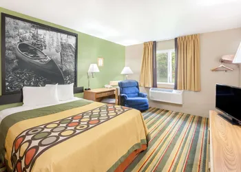 Super 8 by Wyndham Grayling hotel thumbnail 7