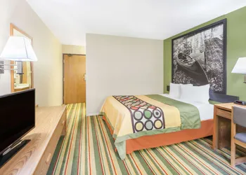 Super 8 by Wyndham Grayling hotel thumbnail 8