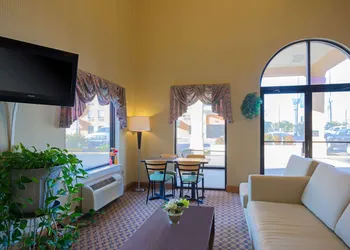 Super 8 by Wyndham Hammond hotel thumbnail 2