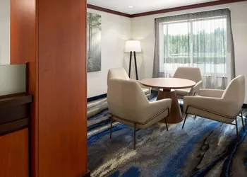 Fairfield Inn & Suites by Marriott Bedford hotel thumbnail 2