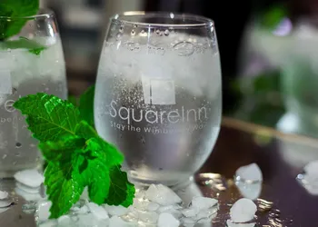 Square Inn hotel thumbnail 2
