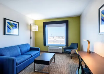Holiday Inn Express Hotel & Suites Bastrop by IHG hotel thumbnail 4