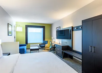 Holiday Inn Express Hotel & Suites Bastrop by IHG hotel thumbnail 5