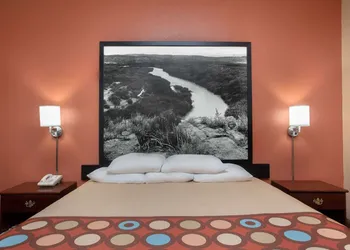Super 8 by Wyndham Bastrop TX hotel thumbnail 7