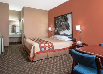 Super 8 by Wyndham Bastrop TX hotel thumbnail 8