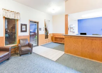 Super 8 by Wyndham Burlington hotel thumbnail 2