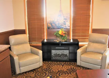 Super 8 by Wyndham Burlington hotel thumbnail 4